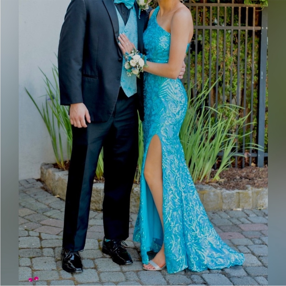 Prom Dress! 👗 - Picture 4 of 4